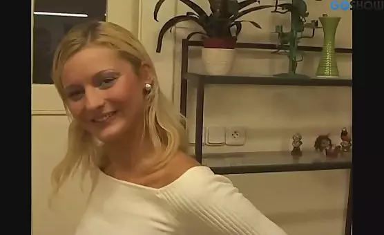 Blonde Cocksucker Gives Stunning Oral Performance